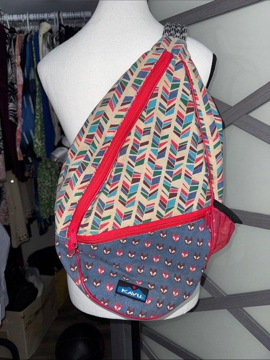 Kavu Handbags - Kavu Cream Chevron Sling with Blue Fox Print and Red Trim